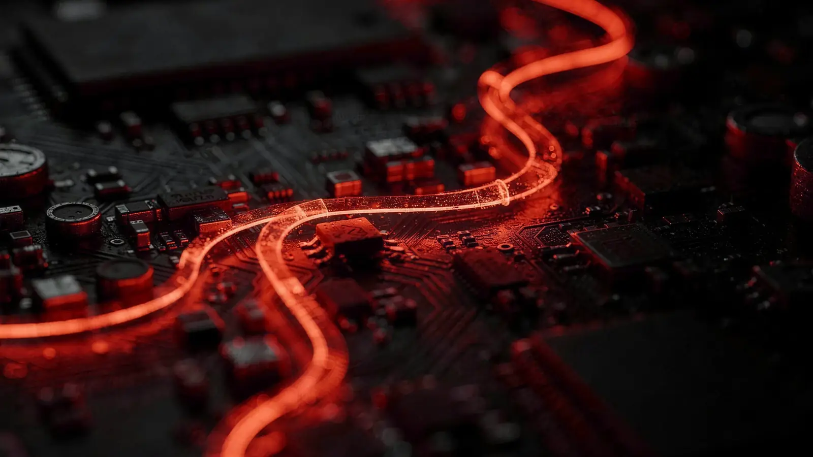 Leuchtende rote Datenleitung auf einer dunklen Platine.